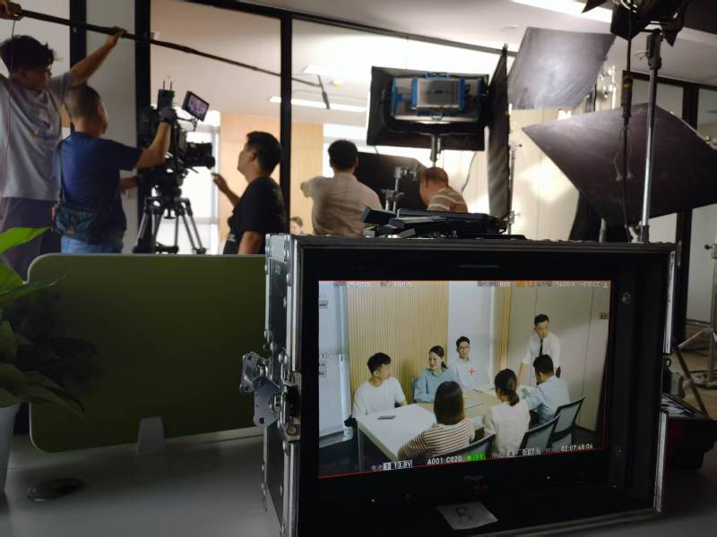 高青县TVC拍摄公司：科技产品视觉化大师，诠释未来感与功能美学
